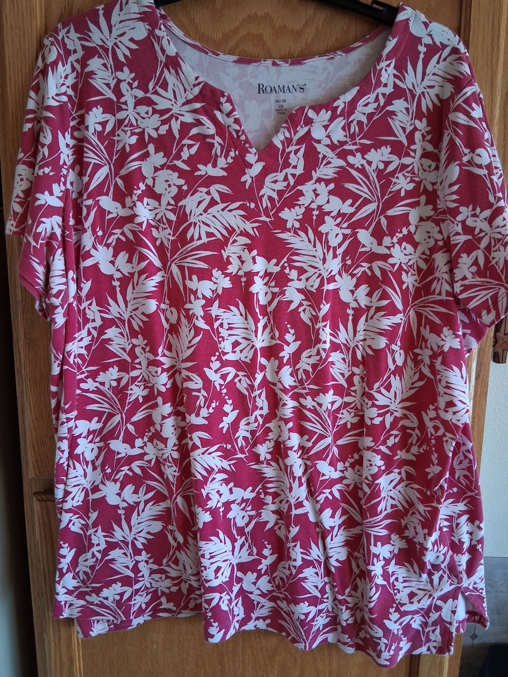 Roaman's Fuchsia Hot Pink Hawaiian Floral Woman Top Size 26 / 28 with Earrings